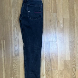Tommy hilfiger jeans 3 par  - Jag säljer mina Tommy hilfiger för då dem inte passar mig mer det är dem ljus blå byxorna är 152 i storlek sen är dem svarta i storlek 140 