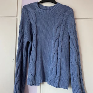 Stickad tröja till salu - Hej! Säljer denna blåa stickade tröja från lager 157. Storlekslappen är avklippt men storleken är XS. Knappt använd! Säljer för att armarna var för långa för mig. Frakt tillkommer! :)