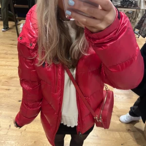 Valentino bags  väska  - En röd valentino bags väska. Så fin färg och storleken är perfekt. 💕💕