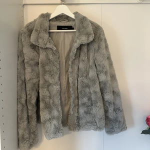 Vero Moda jacka - Fint skick. Fake päls jacka.