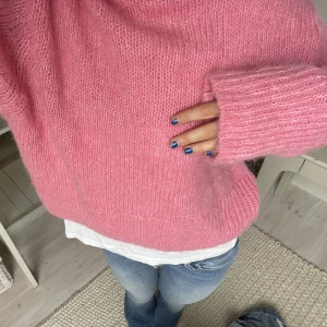 HM Stickat💓💓 - Säljer denna stickade tröjan från HM. Superfin färg och mysig nu till hösten.🍁🍂💌 Materialet är en blandning av alpaca och wool. Nypris: 650 kr.