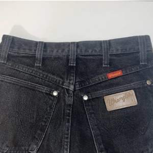 Vintage jeans från wrangler, bra skick! Svart/gråa med assnygga detaljer bak!❤️‍🔥 långa på mig som är 170