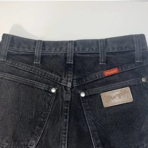 Wrangler jeans - Vintage jeans från wrangler, bra skick! Svart/gråa med assnygga detaljer bak!❤️‍🔥 långa på mig som är 170