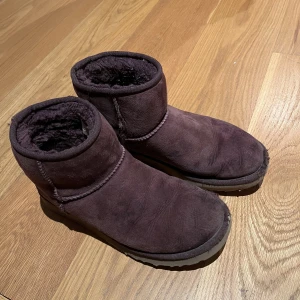 Uggs - Uggs i en lila/vinröd färg, perfekta nu till hösten och vintern🥰