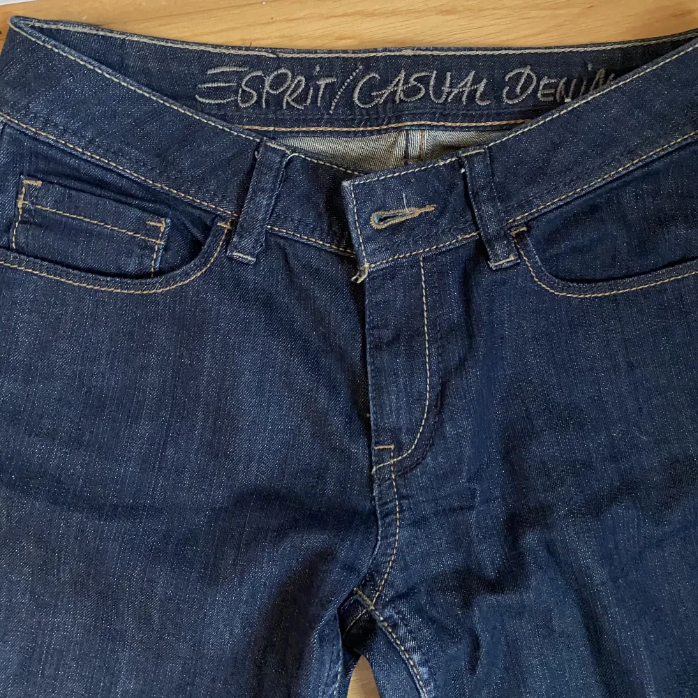 Lågmidjade straight jeans. Långa i benen. *Köparen står för frakt.. Farkut & Housut.