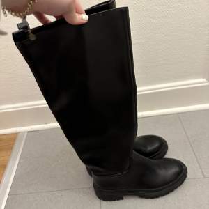 Använda endast en gång så dom är som nya. Superfina långa boots. Köpte dom för 699kr. Lägg gärna ett bud så kan vi se, använder som sagt inte dom så kan gå med på lägre pris vid snabb affär. 