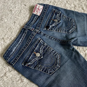 Vintage True Religion jeans - Lågmidjad och bootcut modell. ❤️ Innerben: 73,5cm, midja rakt över: 37cm. Jag är 165cm för referens, kan fixa fler mått! 🫶 Håll koll på min profil, lägger för det mesta upp vintage jeans. 😍