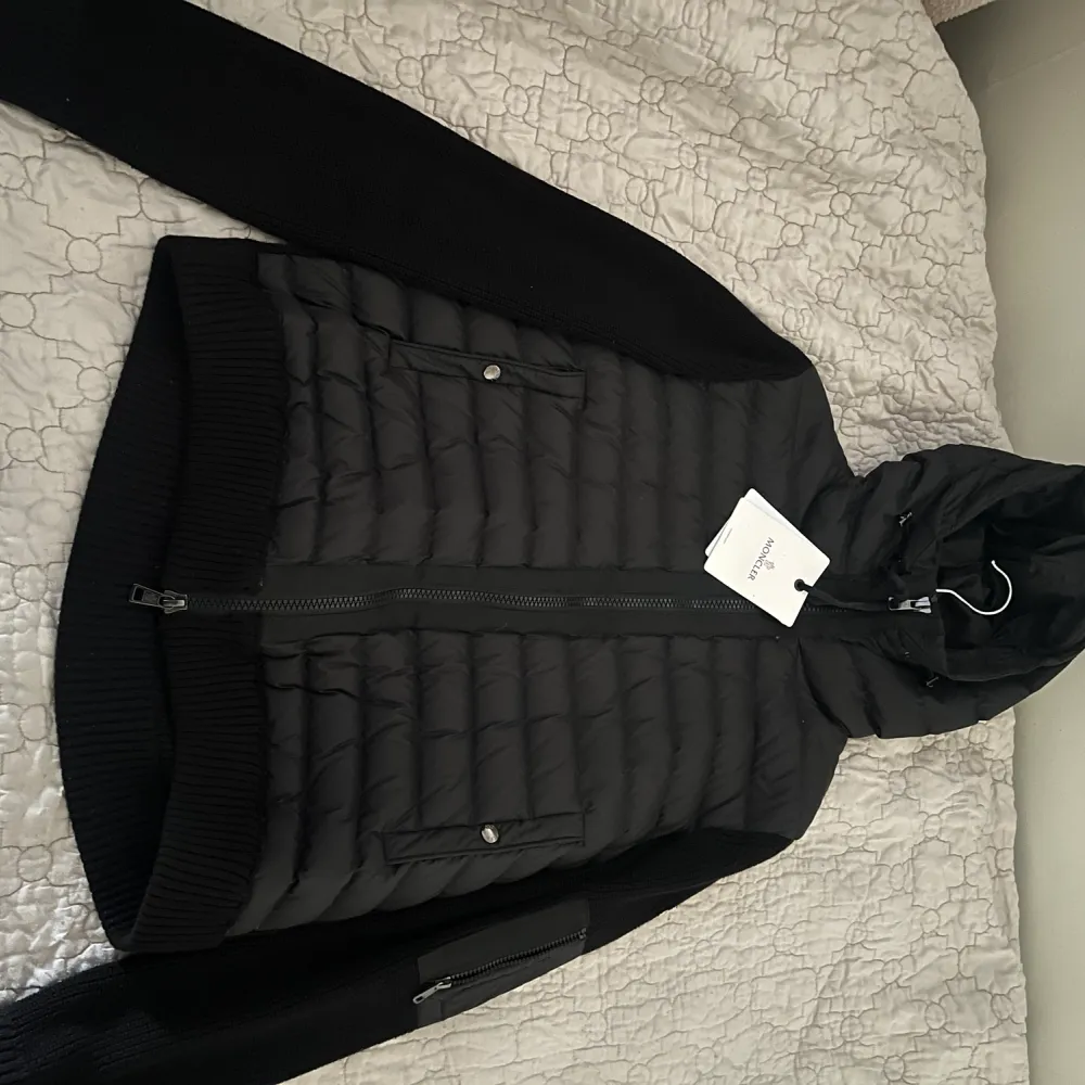 Hej säljer min Moncler Cardigan ny, storleken på dessa jackor är mindre än vanligt på storleken. Den är äkta och kvitto finns. Jackan är mycket bra för den kyliga hösten! Skriv för mer information, priset kan diskuteras och för förr bilder. Jackor.