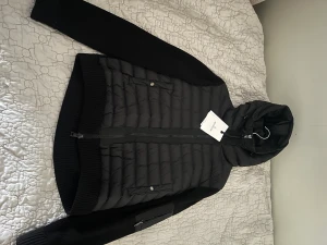 Moncler Cardigan  - Hej säljer min Moncler Cardigan ny, storleken på dessa jackor är mindre än vanligt på storleken. Den är äkta och kvitto finns. Jackan är mycket bra för den kyliga hösten! Skriv för mer information, priset kan diskuteras och för förr bilder