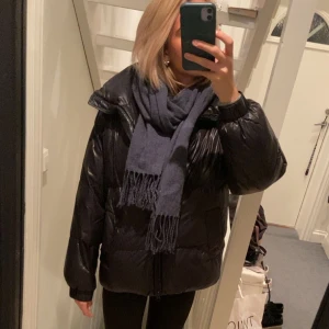 Vinter jacka - Säljer den här fina vinterjacka från monki i väldigt bra skick❤️funkar jätte bra med halsduk och den har en krage man antingen kan vika ner eller upp!