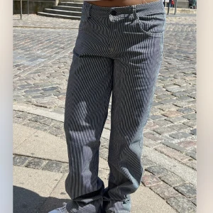 Randiga DesignBySi byxor - Säljer dessa vit/svart randiga byxor från DesignBySi i strl M💞tyvärr va de lite för små för mig som brukar ha 40/42 vanligtvis, endast testade en gång, med prislapp och fraktpåse💞💞nypris 680 med frakt💞