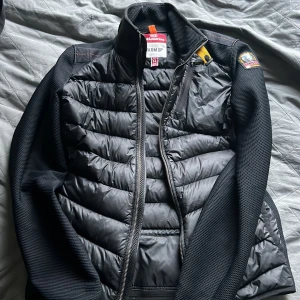 Para jumper cardigan - Tjena säljer nu denna tvärfeta Parajumer cardiganen den är köpt för någon månad sedan och är i super bra skick hör av er vid minsta fråga eller fundering Mvh Charles