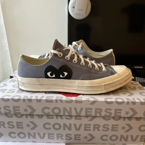 Cdg converse  - Hej! Här har jag ett par cdg X converse skor jag säljer i storlek 44. Dom är använda ett fåtal gånger så de är i bra skick. 