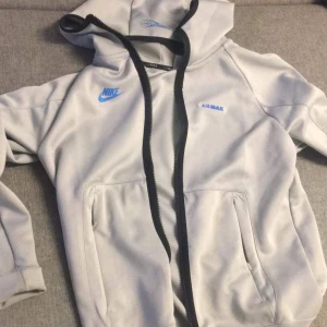 Nike air max - Säljer min nike air max kofta i storlek S inköpt i sommras då modellen släpptes. I väldigt gott skick. Möts upp alt köparen står för frakt.