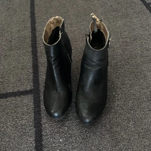 Klackskor  - Svarta Klackskor den din sko, är i bra skick med några små skavanker. 