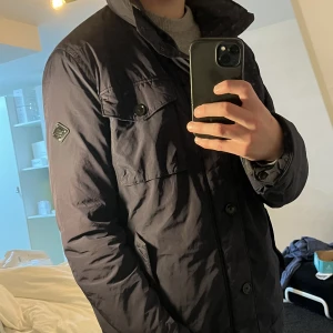 J.Lindeberg jacka - Tjockare J Lindesberg jacka perfekt till vintern. Storlek Xl fits, m/L, modell på bilden 183 cm.  Skick som i nyskick, 9/10