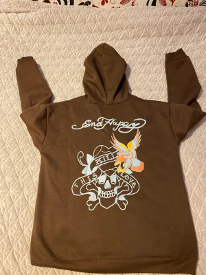 Cool vintage zip up - Jätte fin brun zip-up som inte har kommit till användning på ett tag. Jag köpte från emmiol för ett tag sedan men jag har bara använt den ett par gånger. Kvalite är 10/10 med riktigt skönt material. Skriv vid frågor, kan diskutera pris💕