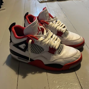Jordan 4 Retro Fire Red - Skick: 7,5 ett litet märke på vänsterskon som ni kan se på en av bilderna. Pris kan diskuteras.