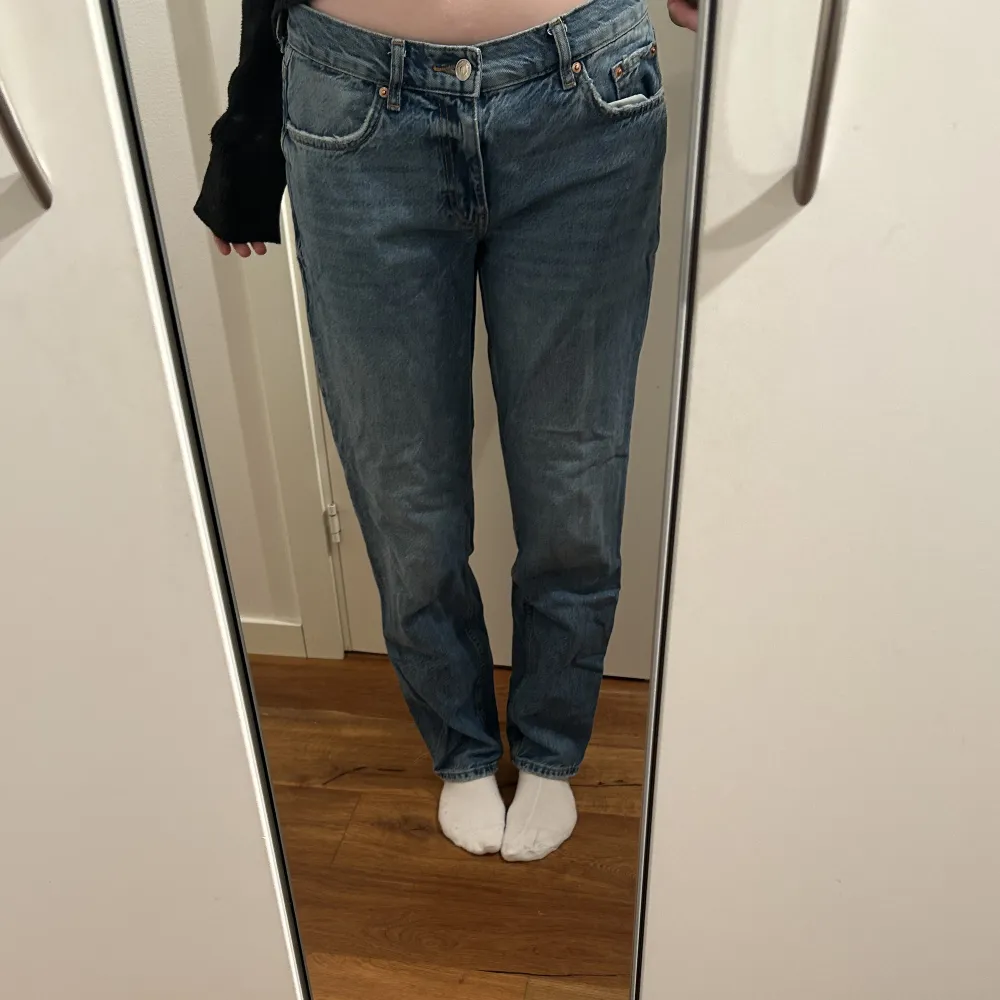 Säljer dessa Gina tricot Low waist jeansen i storlek 36 då de inte längre passar mig. Byxorna är även lite för korta i benen för min smak.. Jeans & Byxor.