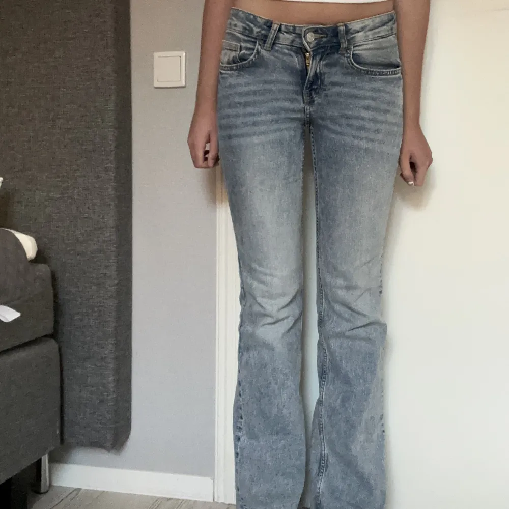 Säljer mina blåa lågmidjade jeans ifrån H&M! De är sparsamt använda och i nyskick!!. Jeans & Byxor.