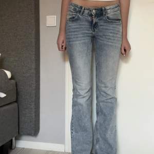 Säljer mina blåa lågmidjade jeans ifrån H&M! De är sparsamt använda och i nyskick!!