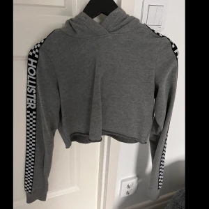 Crop-top hoodie  - Grå cropped hoodie från Hollister i storlek S, passar både XS och S🤍 Obs. Snöret i luvan saknas 
