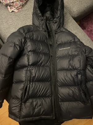 Peak performance jacka - Jacka från peak performance. Använd 2 vintrar, ingen skada. Nypris, 3700