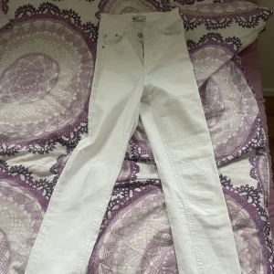 Vita högmidjade vita jeans - Från Gina. Använda 1 gång. För små nu.