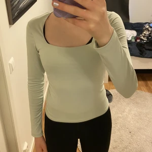 Skims liknande tröja - Topp i världens skönaste och lenaste material. Den har blivit för liten och den är helt oanvänd.