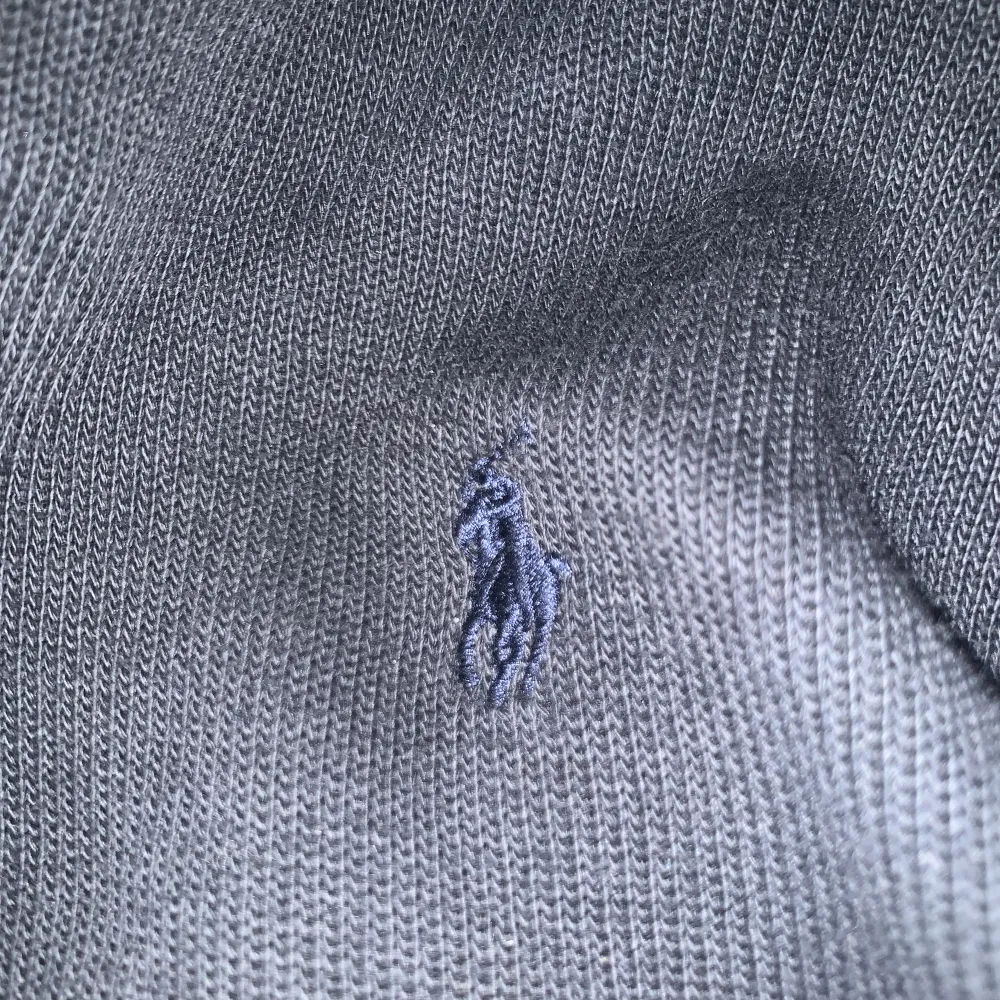 Säljer min Ralph lauren half zip Storlek Xl men tvättad till M därför passar den inte längre Hör av dig om du har några frågor!😊 . Tröjor & Koftor.