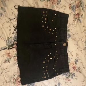 Jeanskjol  - Jättecool svart jeanskjol i storlek 36! Den är fint skick inga defekter som jag har sätt! Säljer då den var för stor för mig tyvärr:(  Tryck gärna på köp nu!