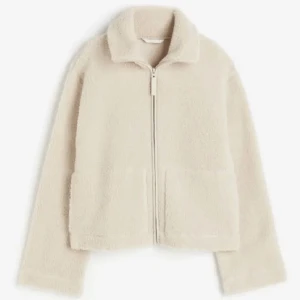 Vit teddyjacka - Säljer min mysiga teddyjacka  som jag köpte förra hösten! Den är i storlek XL men sitter lite  oversized på mig som vanligtvis har st S-M i jackor❤️