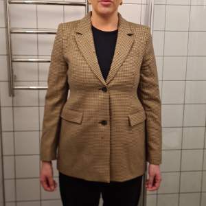 Beautiful wool suit jacket from & Other Stories in new condition, never worn. 98% wool and 2% elastane. Bought in 2019