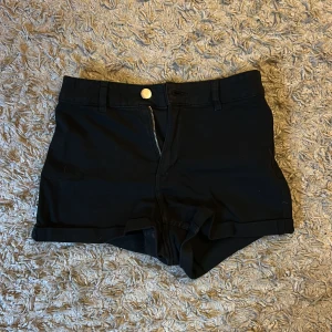 Svarta jeansshorts  - Fina sköna jeansshorts från H&M. Använd ett par gånger men i väldigt bra skick.☺️