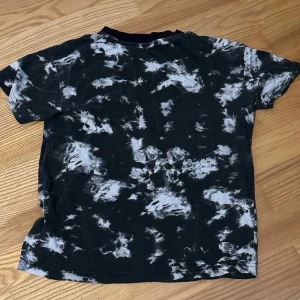 T-shirt - En t-shirt som är för barn i storlek 128, men de passar som xs