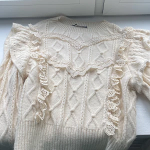 Fin blus - Fin tjock ”blus” köpt i september förra året! Används 2 gånger köptes för 450 i Portugal 