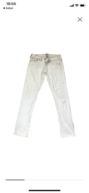 Vita true religion jeans strlk 32 - Vita true religion jeans i strlk 32 (amerikansk strlk). Ungefär som 40 i europeisk strlk. Använda 2 ggr innan dess köpta här på plick. En liten fläck på framsidan men inget man tänker på. Kom privat för fler bilder eller mått💕