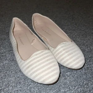 Ballerina skor - Säljer nu dessa randiga ballerina skor från primark! Skick: 8/10 🤍