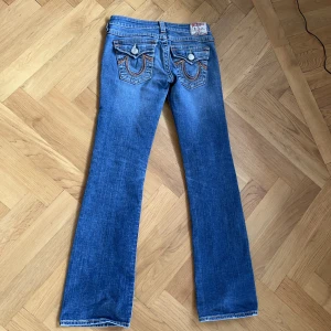 True religion jeans  - Supersnygga true religion jeans som är väldigt unika. Lpgmidjade och bootcut, säljer då de är lite stora på mig. Använda endast ett fåtal gånger och inga defekter alls. Skriv om ni undrar något eller vill ha fler bilder på tex sömmarna💗