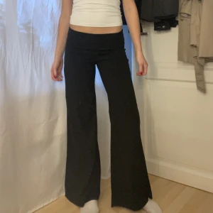 Vida byxor - Vida byxor med bred midjeredår påminner om yoga byxor men är i kostym-material. Midjemått 72cm och innerbenslängd 84cm🥰 Priset är diskuterbart!!