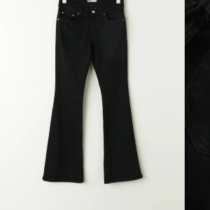 Low waist bootcut jeans - Hej, säljer mina jätte fina low waist jeans från gina då de har blivit för små💕Köpta för 499kr för ca 1 år sedan, köparen står för frakt. Pris kan diskuteras!💕💕