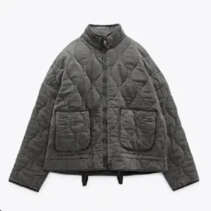 Zara jacka - Säljer denna jätte fina grå jacka ifrån zara 💖 den är köpt på Plick i nyskick och är använd av mig några få gånger💓 skriv vid frågor!!