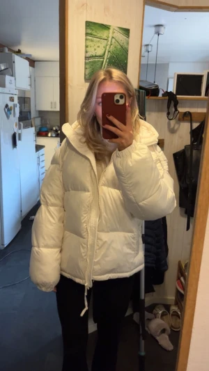 Vit pufferjacka - Säljer denna populära pufferjackan från hm som jag köpte förra vintern. Finns en liten defekt på jackan, men inget man tänker på. Annars är den som ny! 