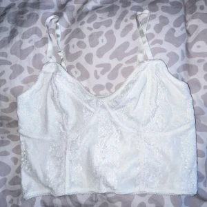Vit spetstopp  - Från bikbok!🤍 Justerbara axelband, knappt använd. Lite svagt off-white 🌸