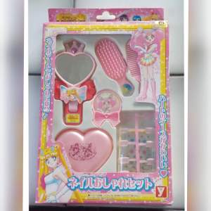 Sailor Moon World Jewelry Accessories Set 2002 i orginal förpackning. Små skavanker förekommer på lådan när tex orginal tejpen börjat lossna el. en etikett tagits bort, jag är 2a hemmet. Aldrig varit öppnat utav mig utan har stått på hyllan.