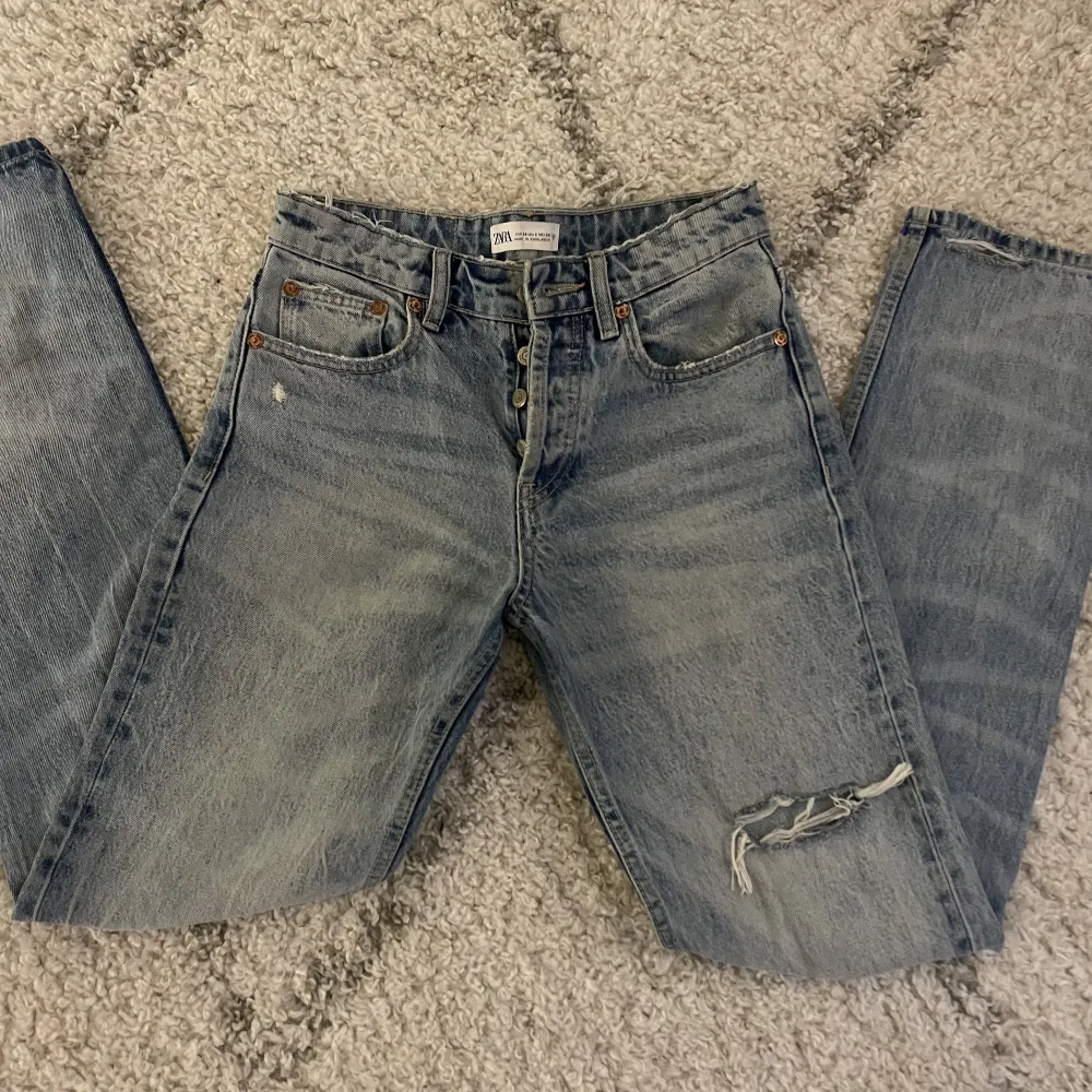 Säljer mina snygga zara jeans i storlek 34 då dom blivit lite försmå. Endast använda 3 gånger så väldigt fint skick!😍😍skriv för fler frågor och bilder om de skulle önskas!!. Jeans & Byxor.
