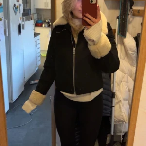 Snygg höst/vinterjacka - Snygg jacka till vintern/hösten! Säljer pga att den ej kommer till användning. Den är använd ett fåtal gånger utan några defekter, som ny helt enkelt! 