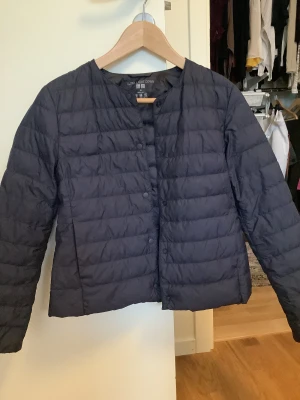 Uniqlo jacka - Säljer min blåa uniqlo jacka som jag använt nästan 2 gånger och har inga tecken på användning. Skriv för fler bilder. (Säljer pga vill byta färg till en annan.)💓💓💓 Redo att skickas iväg när som helst💖💌