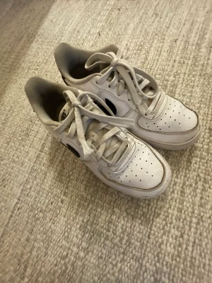 Nike Airforce 1 med svart blixt - Här har vi dom här äkta Nike skorna som köptes för 1000 men är väldigt andvända därav priset dom kan säljas billigare om du skriver priv 