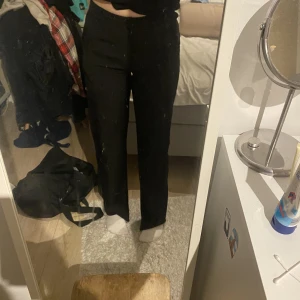 Kostymbyxor  - Säljer mina kostymbyxor från madlady💕 Använda fåtal gånger. Storlek 38 i midjan och storlek tall i längden. 